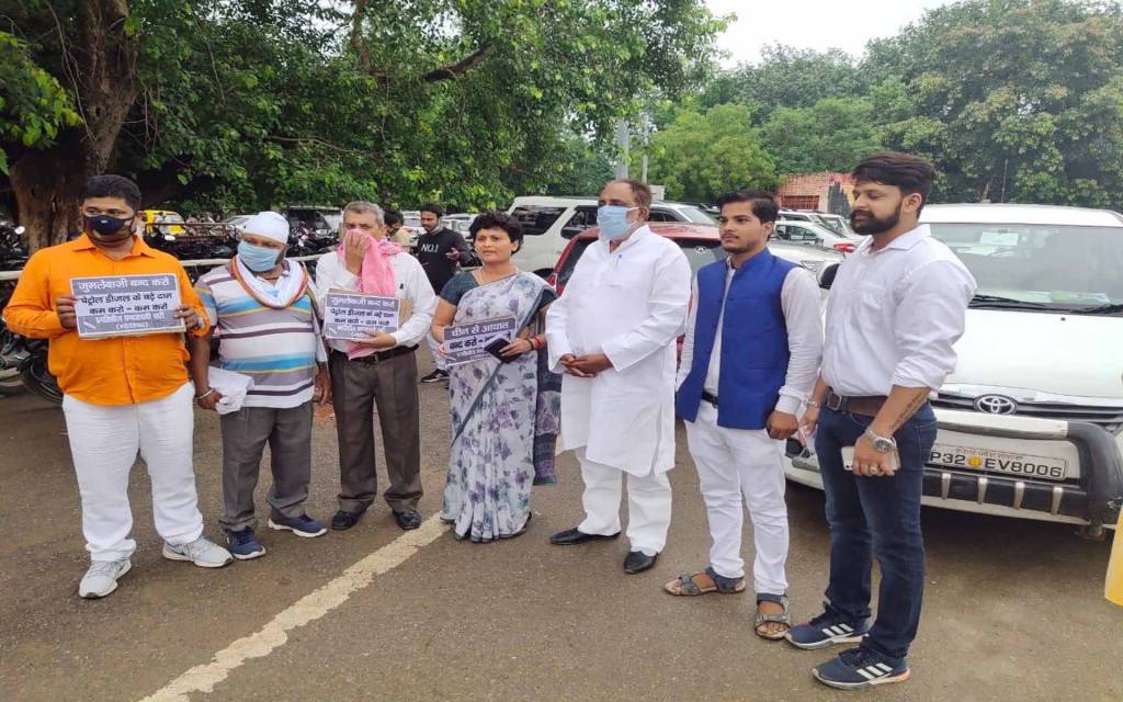 वाराणसी: पेट्रोल-डीजल के बढ़े दामों को लेकर प्रगतिशील समाजवादी पार्टी ने ACM फोर्थ को सौंपा ज्ञापन