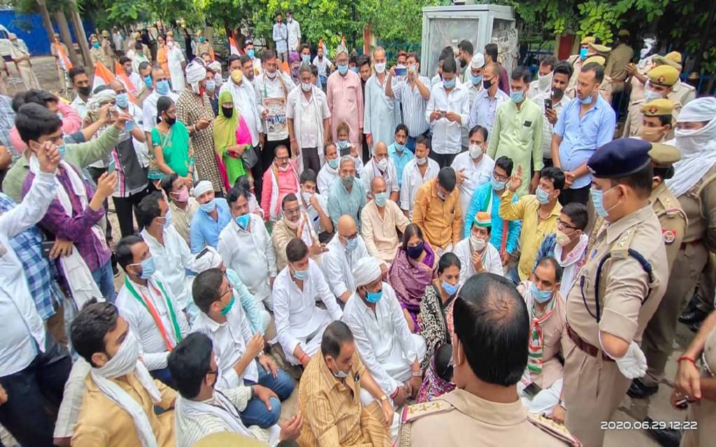 वाराणसी: पेट्रोल-डीजल के दामों में वृद्धि के खिलाफ कांग्रेस ने निकाला साईकिल जुलूस, पुलिस ने रोका तो किया धरना- प्रदर्शन