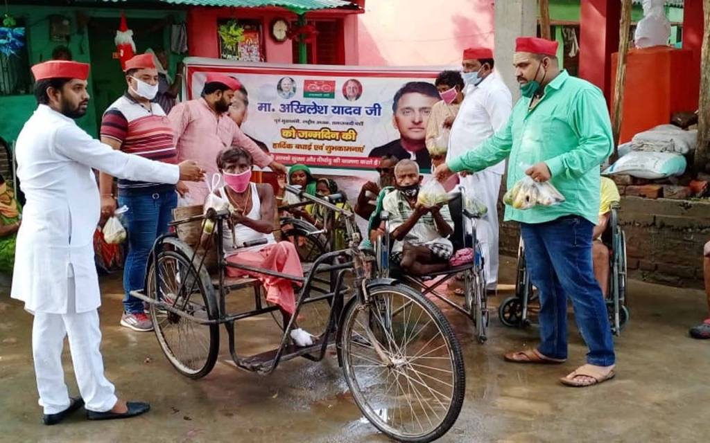 वाराणसी: असहायों की सेवा कर मनाया सपा अध्यक्ष अखिलेश यादव का जन्मदिन, लगाए पौधे