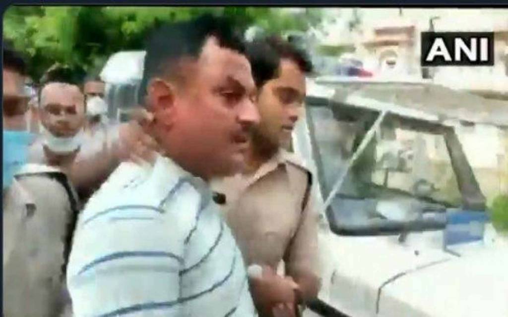 कानपुर एनकाउंटर: विकास दुबे उज्जैन से हुआ गिरफ्तार, महाकाल मंदिर में बोला- 'मैं हूं विकास दुबे कानपुर वाला'