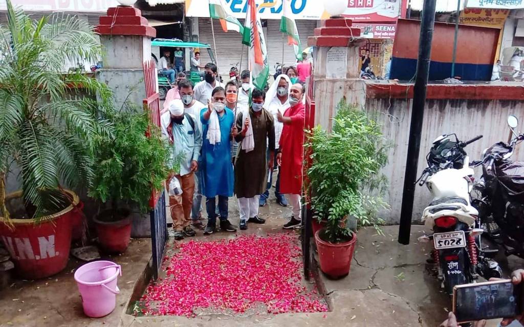 वाराणसी: कांग्रेसियों का चेतगंज थाने पर अनोखा प्रदर्शन, पुष्पांजलि अर्पित कर थानेदार का किया धन्यवाद