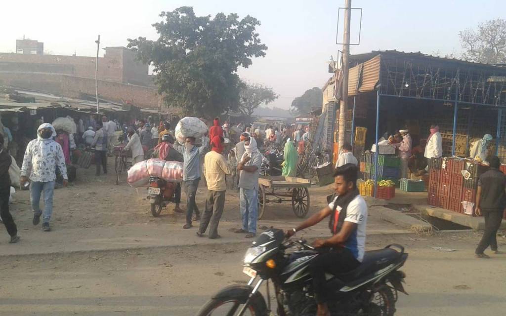 वाराणसी: कछवा सब्जी मंडी में दो गज की दूरी से लोग बना रहे दूरी, दो हॉटस्पॉट बाद भी नहीं है Corona का टेंशन