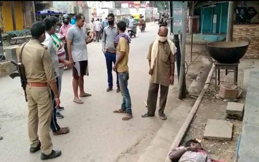 वाराणसी: विशेश्वरगंज पोस्ट ऑफिस के पास मिली अज्ञात युवक की लाश, लोगों में दहशत