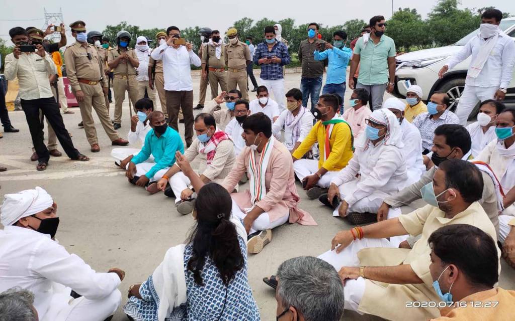 वाराणसी: उम्भा नरसंहार के बरसी पर जा रहे कांग्रेसियों को पुलिस ने रोका, लल्लू-अजय सहित दर्जनों नेता गिरफ्तार