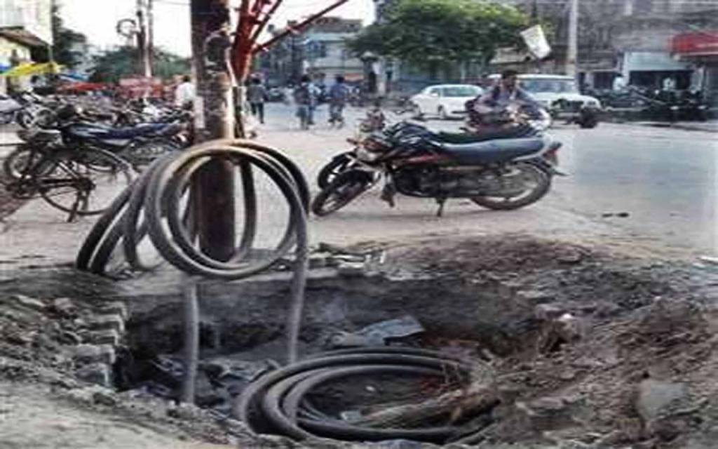 वाराणसी: सरकारी विभाग का गजब है खेल, 10 इंच की पाइप में चली गई 12 इंच की पाइप!