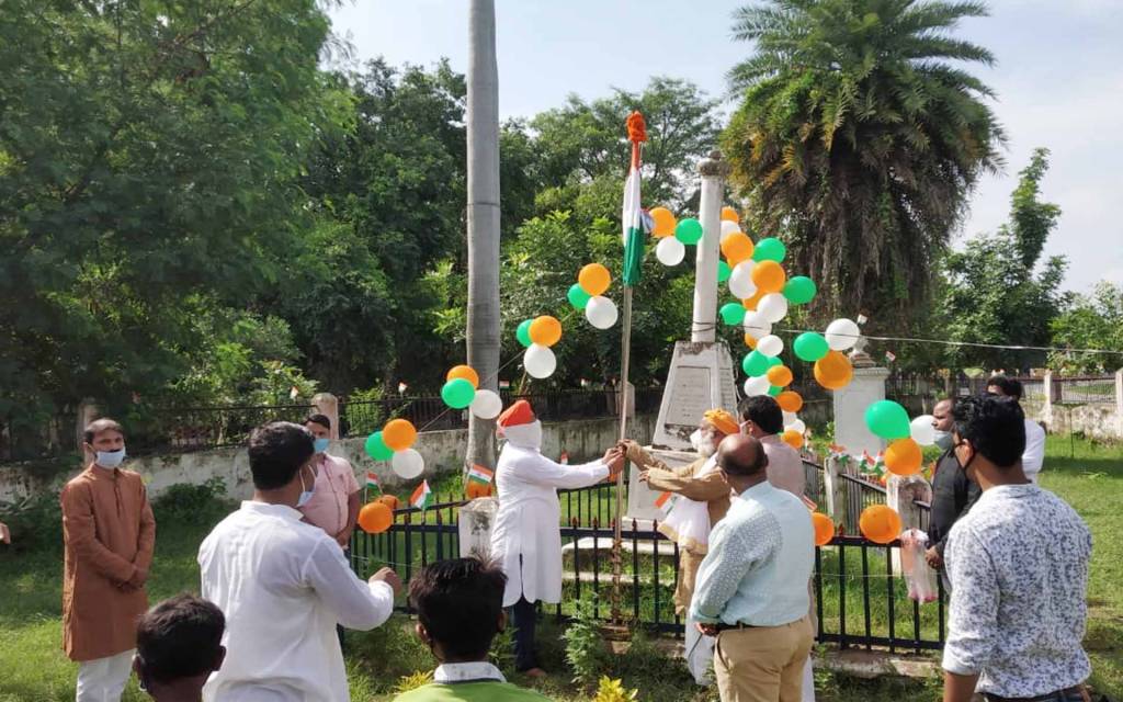 वाराणसी: शहीद स्मारक में युवा काशी अपनी काशी और जय हिंद फाउंडेशन नें किया ध्वजारोहण