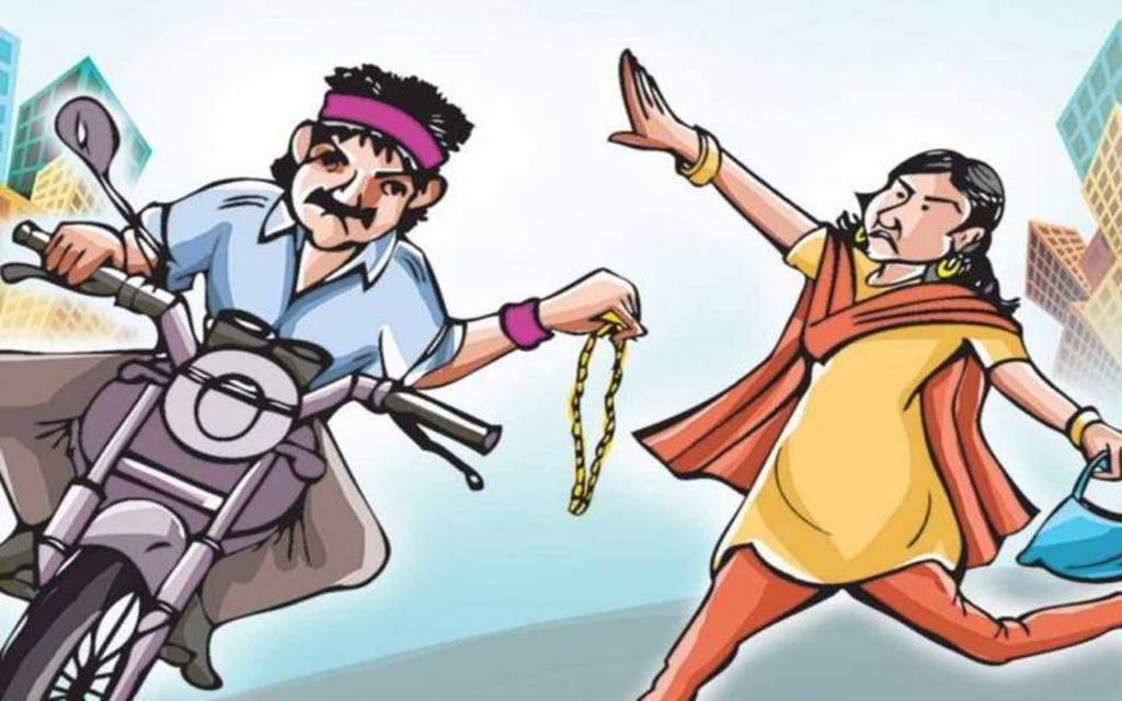 वाराणसी: घर के दरवाजे थी खड़ी थी महिला, पहुंचे दो बदमाश और छीन ले गए मोटी चेन