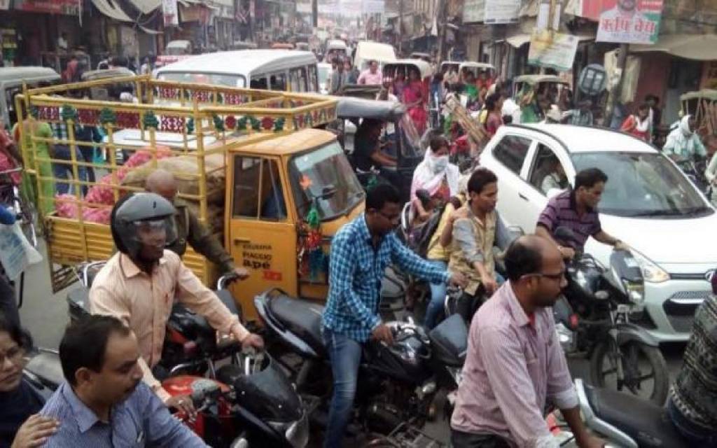 वाराणसी: खुद ट्रैफिक व्यवस्था को व्यवस्थित करने सड़को पर उतरे एसपी ट्रैफिक