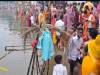 काशी में उमड़ी आस्था की बयार: बरेका सूर्य सरोवर पर उदीयमान सूर्य को अर्घ्य, ‘छठी मईया की जय’ से गूंज उठा वातावरण