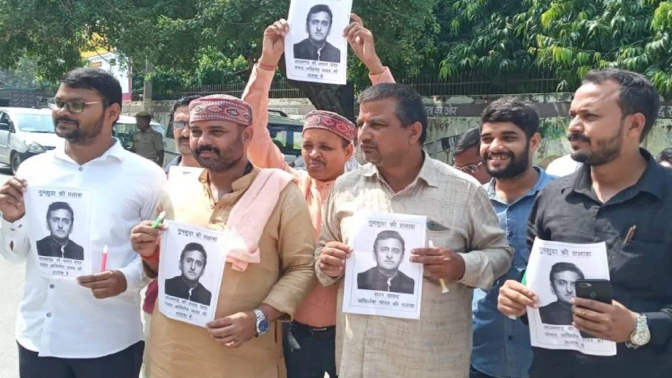 आजमगढ़ में लापता हैं अखिलेश, मोमबत्ती लेकर जनता खोज रही अपने सांसद को