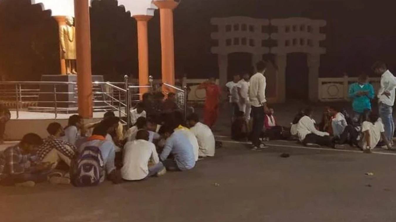 रिजल्ट में गड़बड़ी होने पर पूर्वांचल विश्वविद्यालय के गेट पर छात्रों ने रातभर किया धरना प्रदर्शन 
