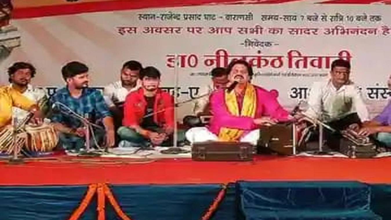 नवरात्रि महोत्सव में लोकगायक भरत शर्मा ने गंगातट पर बांधा समा