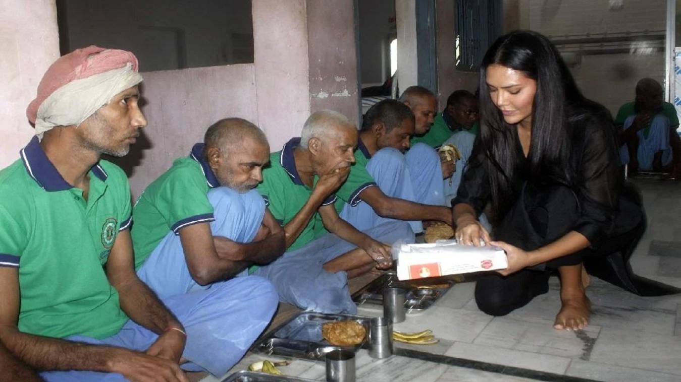 वाराणसी: सामने घाट स्थित अपना घर आश्रम पहुंची अभिनेत्री ईशा गुप्ता, असहायों को परोसा खाना