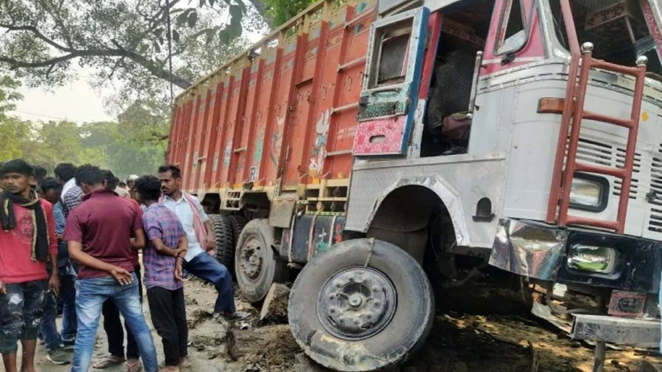 गाजीपुर सड़क हादसा : चाय की दुकान में घुसा बेकाबू ट्रक, छह लोगों की मौत