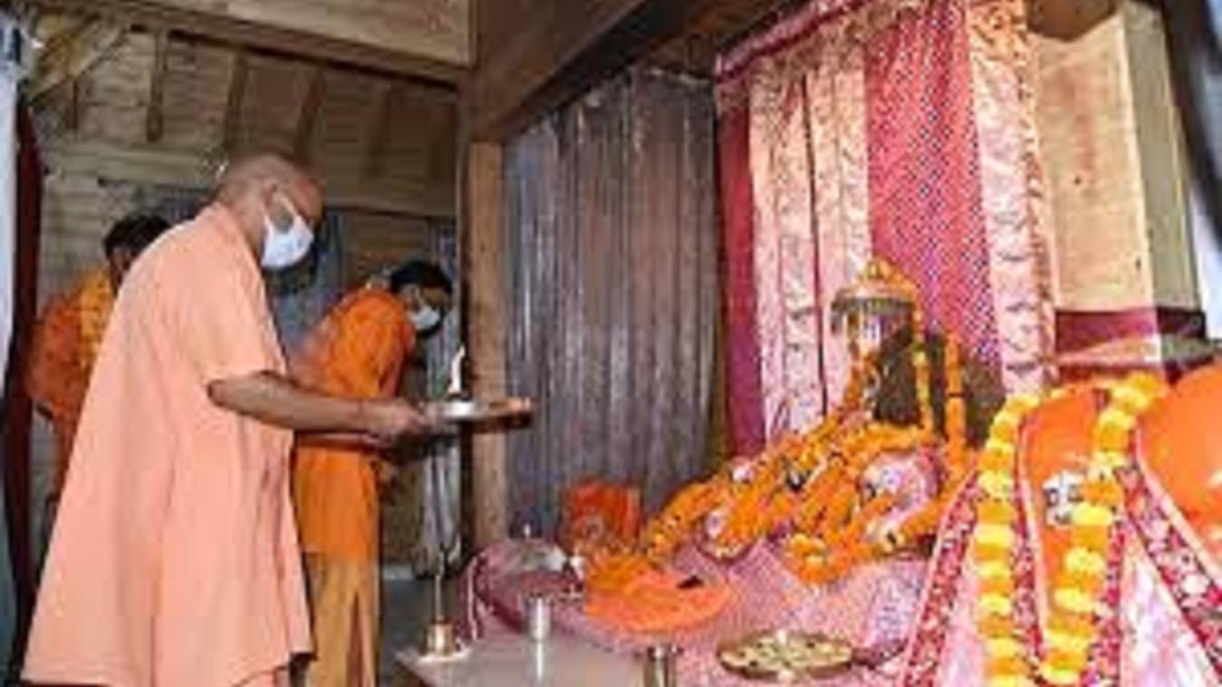 रामलला के दरबार पहुंचे मुख्यमंत्री योगी, संतों दी को बधाई, जनता को भी बांटे मिठाई
