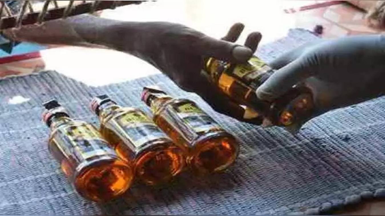अवैध शराब कि बिक्री और पियक्कड़ शराबियों से मुहल्ले वालें परेशान, पुलिस नहीं करती कोई कार्रवाई 