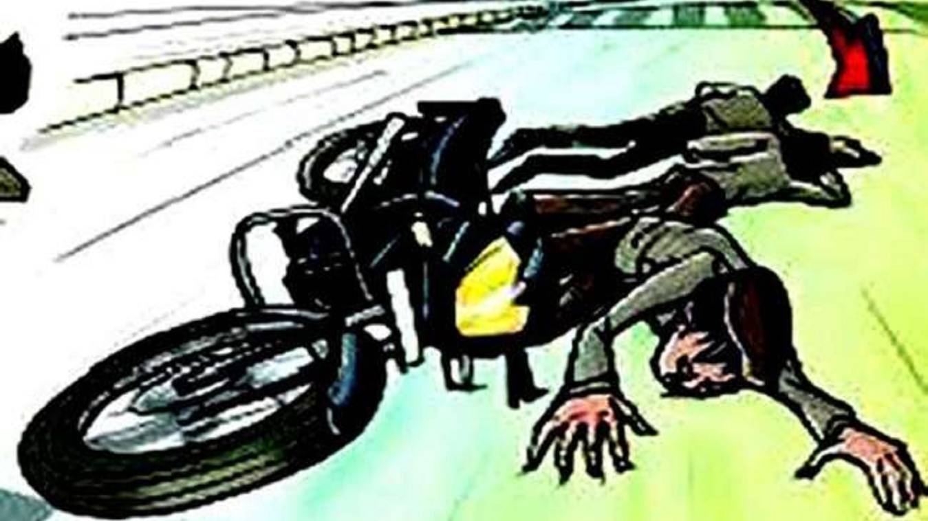 अज्ञात वाहन की टक्कर से बाइक सवार छात्र की मौत मां गंभीर रूप से घायल