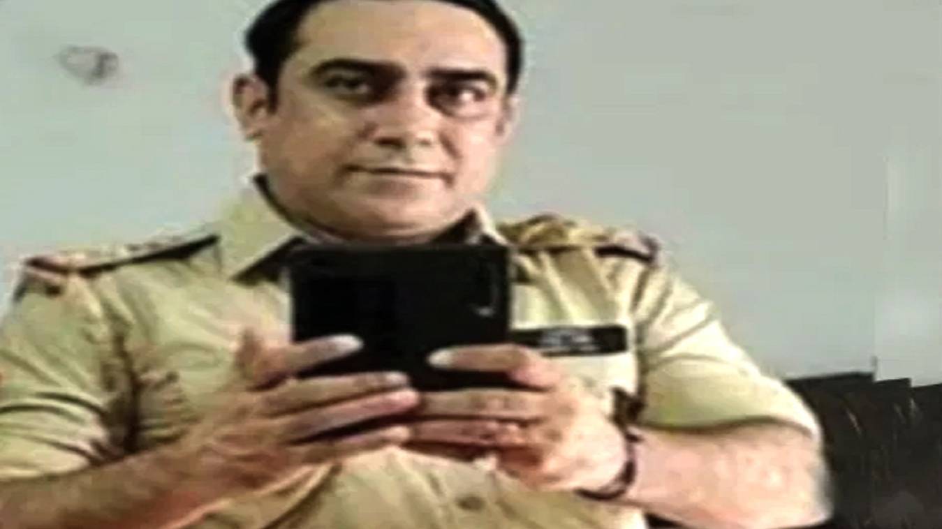 दुष्कर्म का आरोपी दरोगा बर्खास्त, हेड कांस्टेबल पत्नी ने DGP को बताया था जालसाज