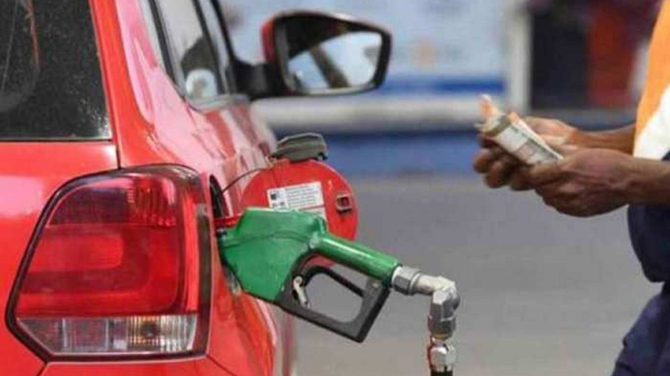 दिल्ली सरकार ने पेट्रोल पर वैट घटाने का लिया फैसला,आठ रुपए प्रतिलीटर की कटौती