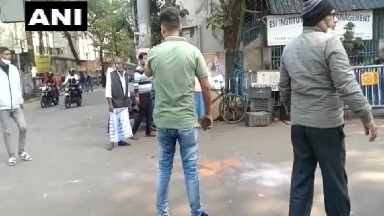 कोलकाता नगर निगम चुनाव में हिंसा; पोलिंग बूथ के बाहर बम ब्लास्ट