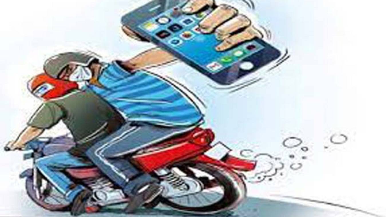 महिला का मोबाइल छीनकर बाइक सवार बदमाश फरार