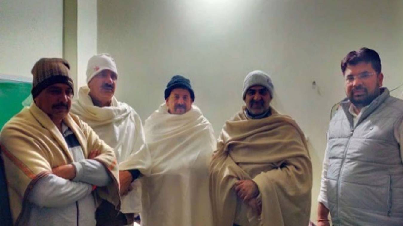 किसान नेता नरेश टिकैत से मिलने पहुंचे केंद्रीय मंत्री संजीव बालियान 