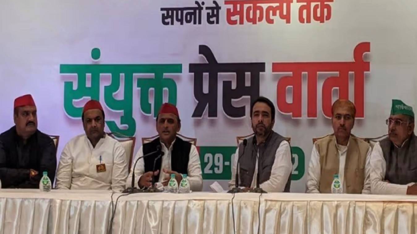 अखिलेश-जयंत ने की संयुक्त प्रेसवार्ता, पूर्व सीएम ने कहा यूपी से नहीं, असली सरप्राइज गुजरात से आएगा