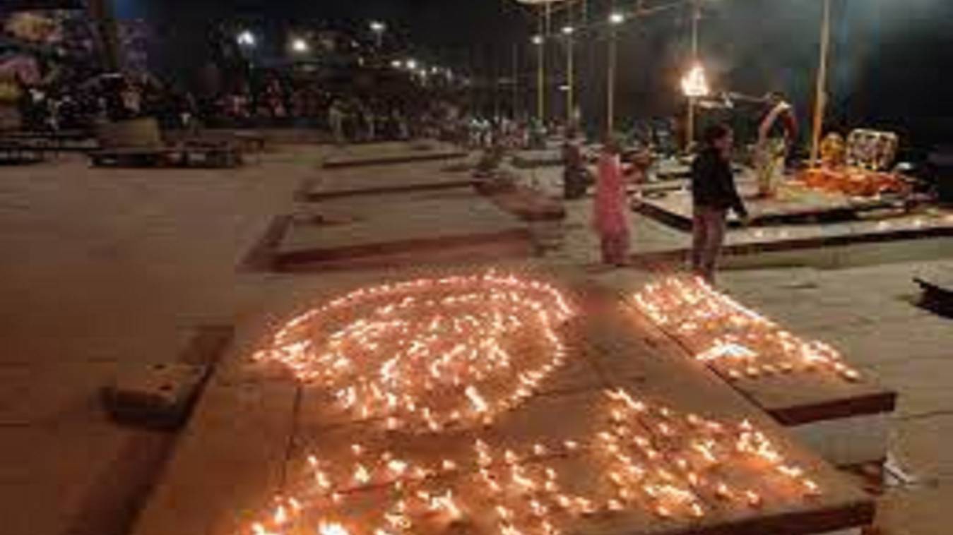 गंगा आरती में स्वर कोकिला को किया नमन