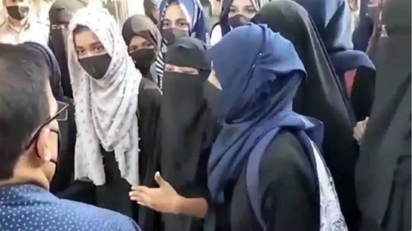 कर्नाटक के बाद पुडुचेरी तक पहुंचा हिजाब विवाद, छात्रा को स्कार्फ हटाने के लिए किया मजबूर