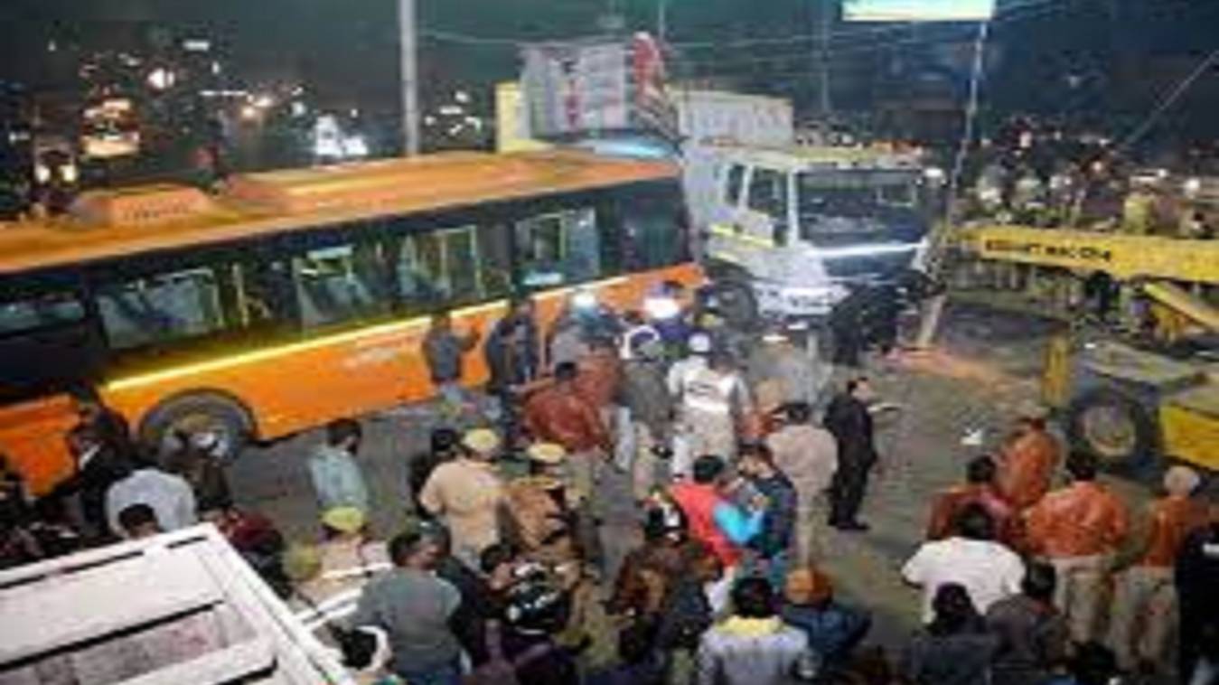 कानपुर में तेज रफ्तार ई-बस ने कई वाहनों को रौंदा, छह घायल, एक की हालत गंभीर