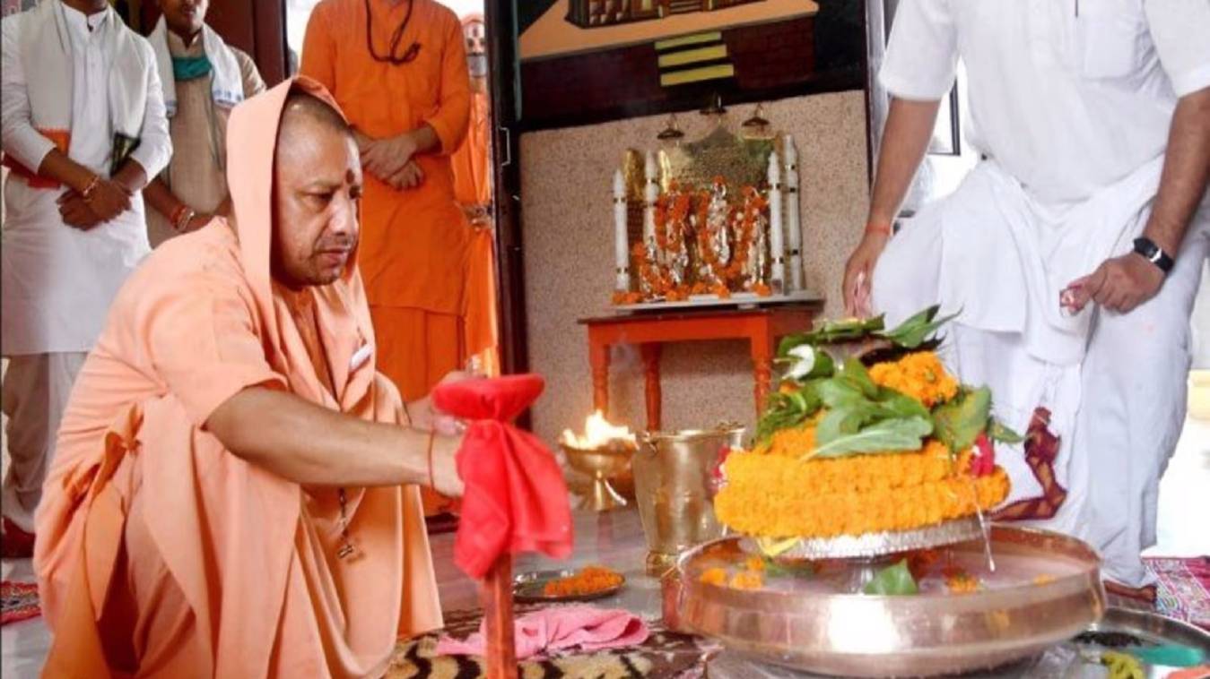 गोरखनाथ मंदिर में सीएम योगी ने किया रुद्राभिषेक, विश्व कल्याण की कामना