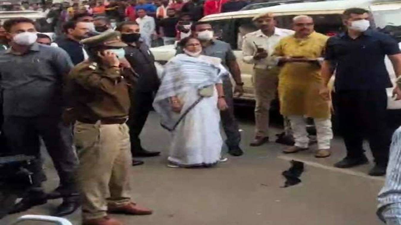 वाराणसी में काले झंडे दिखाने पर ममता बनर्जी बोलीं-तुम हार रहे हो और यह काला झंडा नहीं यह डर है तुम्हारा।