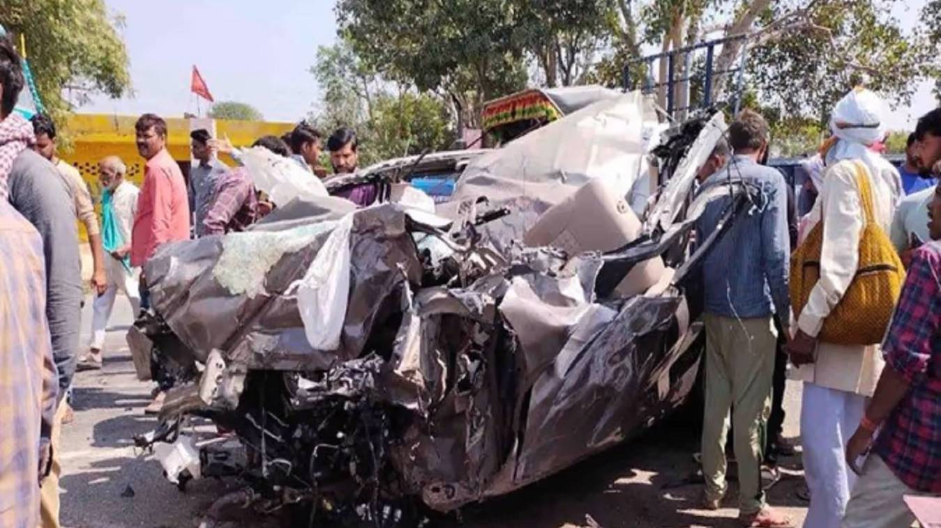 यूपी में सड़क हादसा: टायर फटने के बाद बेकाबू कार डीसीएम से टकराई, CM योगी ने जताया शोक 
