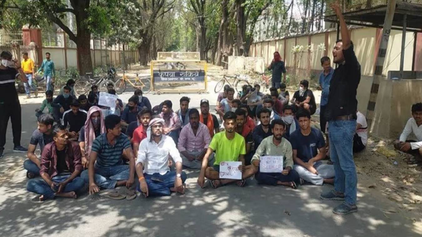 बीएचयू में एलबीएस हॉस्टल के छात्रों ने शुरू किया धरना-प्रर्दशन, प्रशासनिक संरक्षक को हटाने की मांग