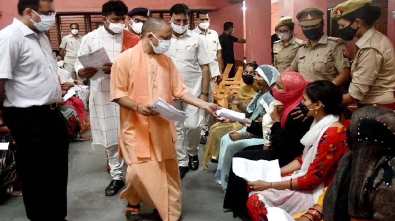 सीएम योगी ने गोरखपुर में लगाया जनता दरबार, सुनीं लोगों की समस्याएं 