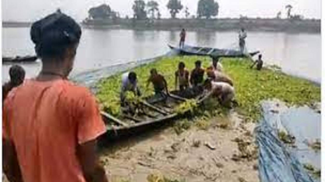 यूपी के कुशीनगर में बड़ा हादसा: नदी में नाव पलटने से दस लोग डूबे, तीन महिला मजदूरों की मौत