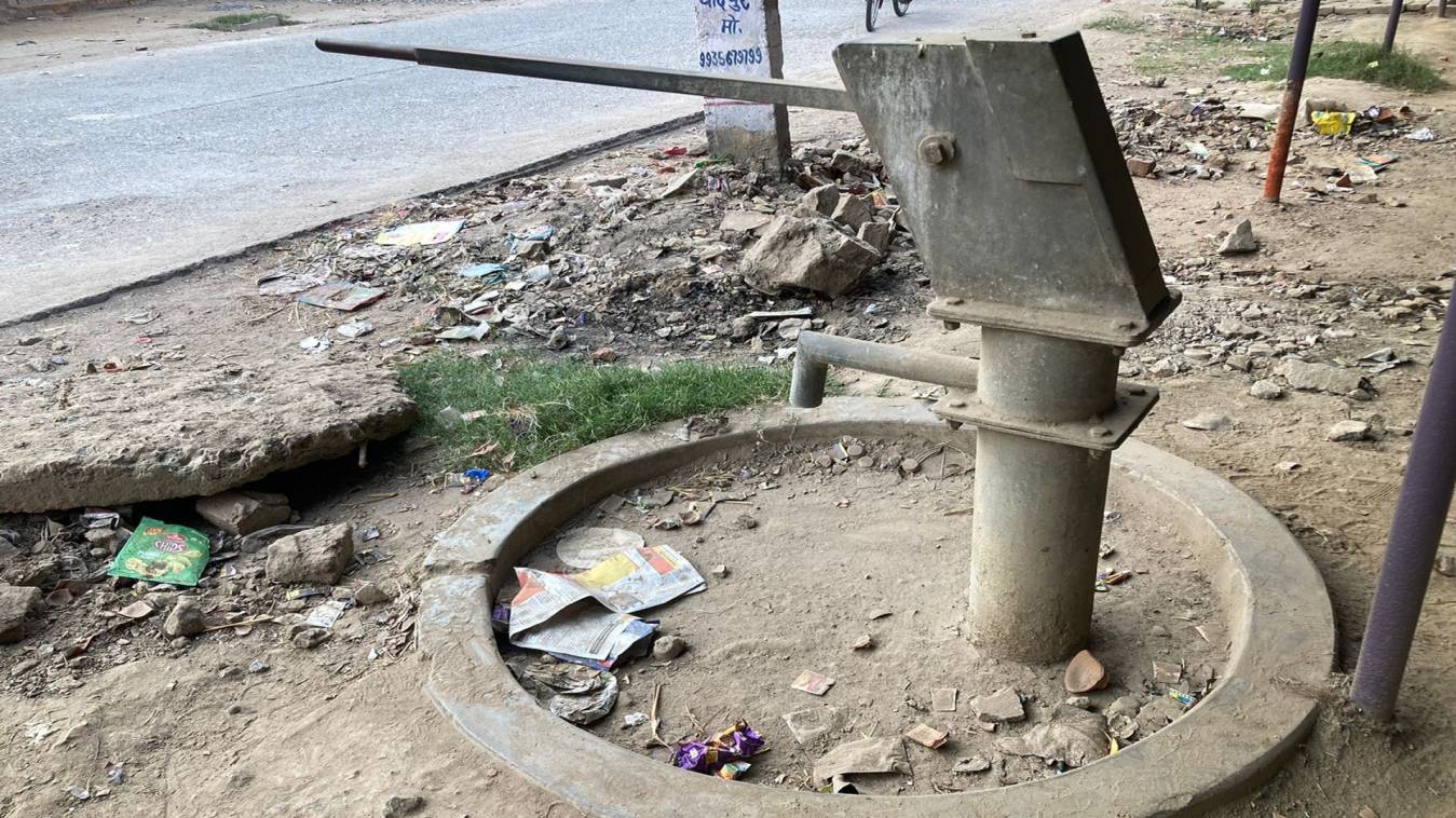 राजातालाब में पेयजल को मचा हाहाकार 