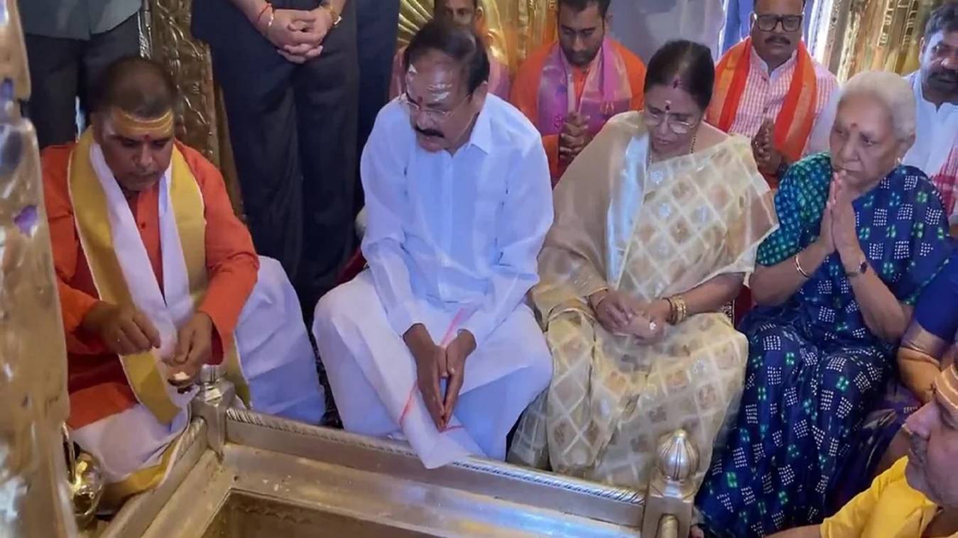 उपराष्ट्रपति ने बाबा विश्वनाथ और काल भैरव के दरबार में टेका मत्था,कहा -अद्भुत और दिव्य है बाबा का दरबार
