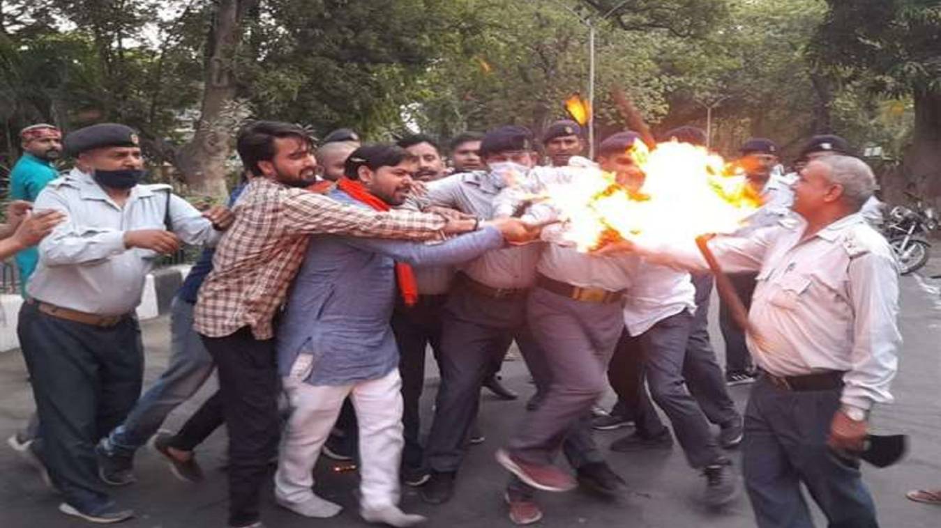 BHU में वीसी के इफ्तार पार्टी पर हंगामा: परशुराम जयंती समारोह में नहीं पहुंचे कुलपति तो भड़के छात्र, फूंका पुतला