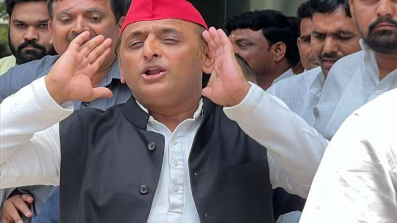 वाराणसी के जेल में बंद सपा कार्यकर्ताओं से मिलेंगे अखिलेश,एयरपोर्ट से चंदौली के लिए रवाना