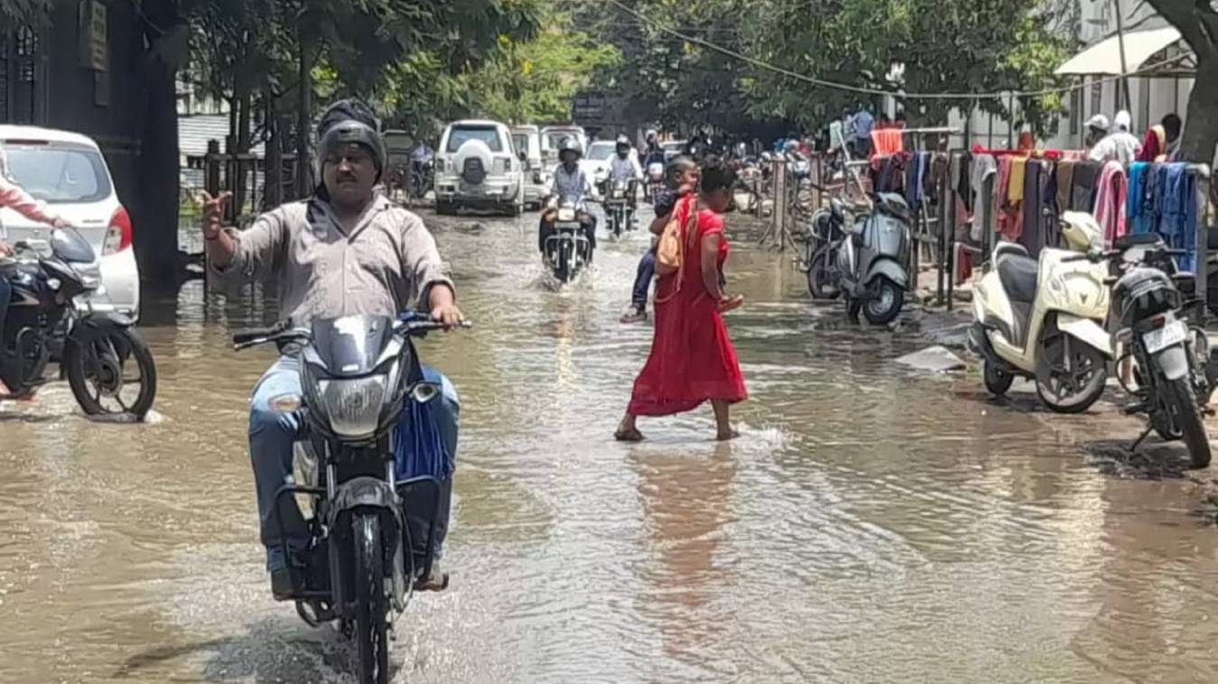 बढ़ी परेशानी, बीएचयू अस्पताल के मुख्य मार्ग पर भरा सीवर का पानी
