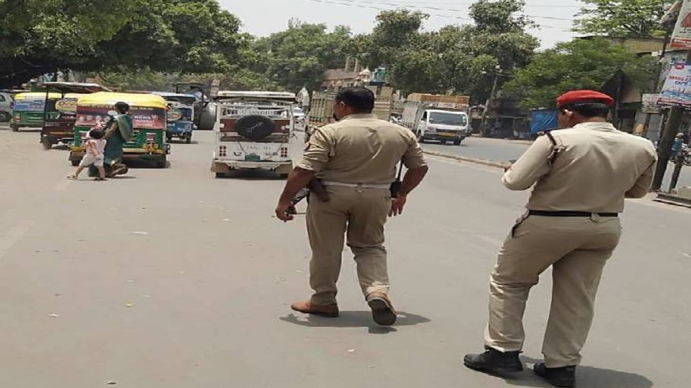 अवैध स्टैंड के खिलाफ पुलिस ने की कार्रवाई, 12 वाहन सीज