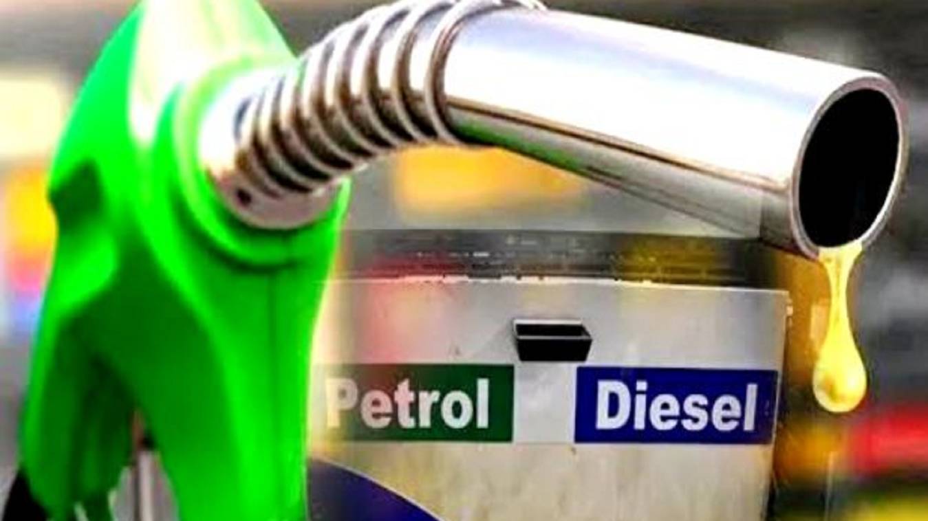 वारणसी: पेट्रोल-डीजल के दाम में कमी, महंगाई की मार के बीच आमजन को मिली राहत