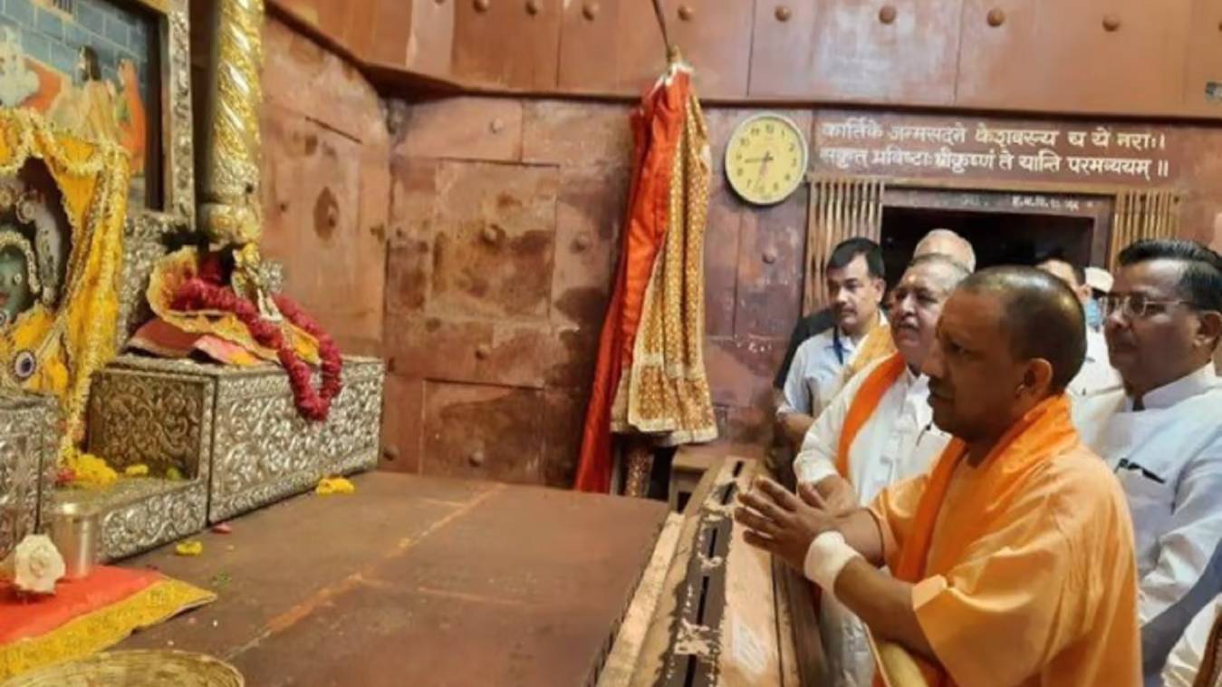 सीएम योगी आदित्यनाथ सुबह पहुंचे मथुरा में श्रीकृष्ण जन्मस्थान, गर्भगृह में किए ठाकुरजी के दर्शन