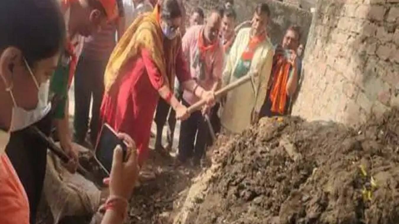 पीएम के संसदीय क्षेत्र में स्‍मृति ईरानी ने उठाया फावड़ा और गोबर के ढेर को किया साफ