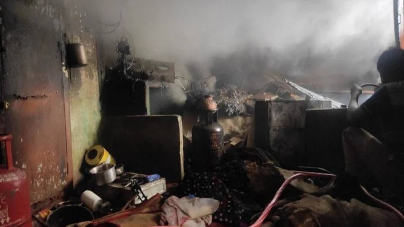 वाराणसी: चार मंजिला मकान में लगी भीषण आग,  वृद्ध महिला की मौत