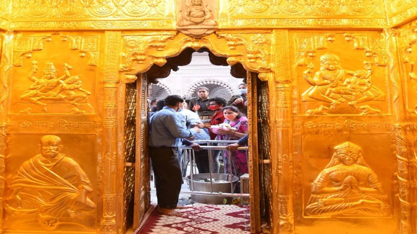 श्रीकाशी विश्वनाथ का दरबार हुआ अब स्वर्णमयी, गर्भगृह से लेकर मंदिर के बाहर की दीवारों पर चढ़ाए गए सोने के पत्तर