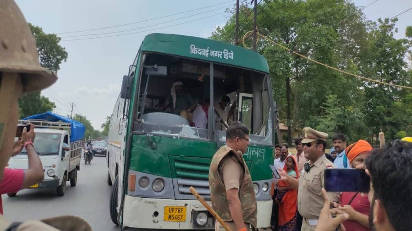 अग्निपथ योजना के विरोध में वाराणसी से कानपुर जा रही बस में की तोड़फोड़