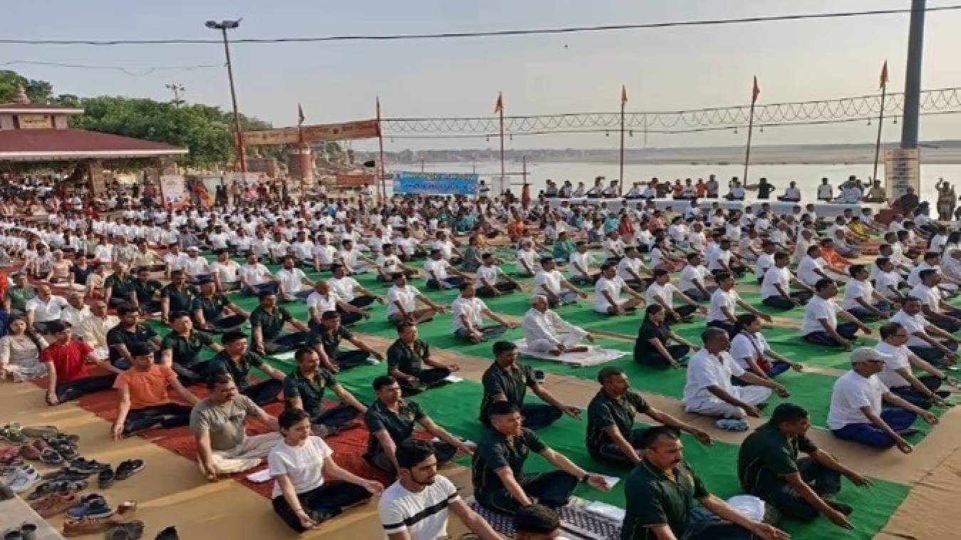 International Yoga Day 2022 : शिव की नगरी काशी में हजारों साधकों और योगाचार्यों ने एक साथ किया योग, घाटों पर आयोजित हुआ कार्यक्रम 
