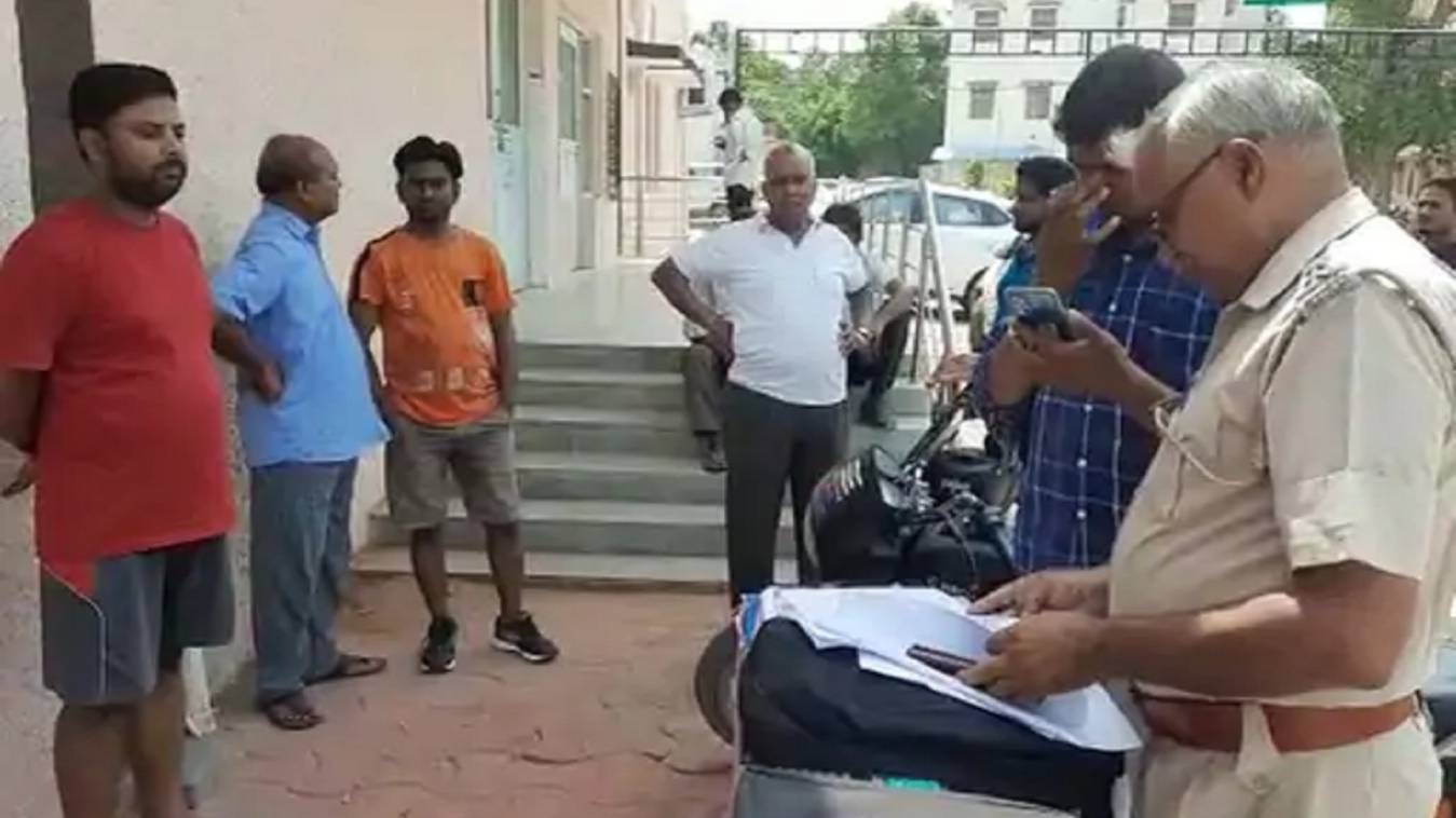 बैंक मैनेजर ने निकालने की धमकी दी तो कर्मचारी ने किया सुसाइड, जाने पूरा मामला...